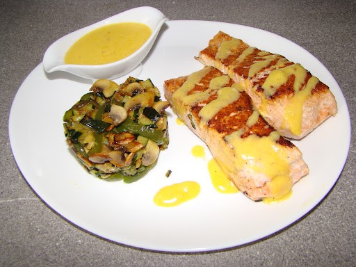 Saumon sauce hollandaise au legume mixte
