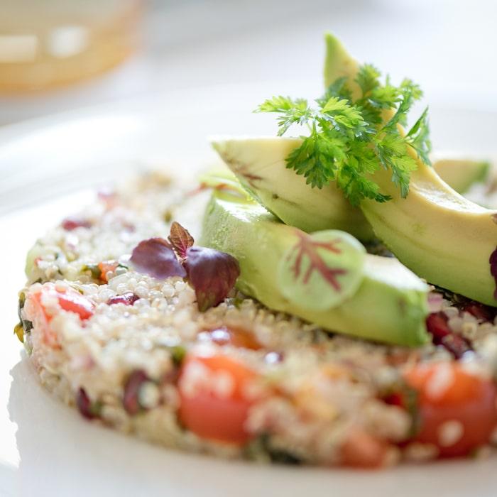 assiette quinoa avocat